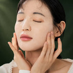 Femme portant un masque tissu translucide sur le visage, sur fond vert