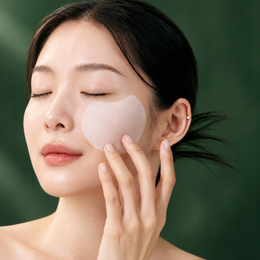Femme utilisant les disques celimax Pore+ en pose localisée sur le haut des joues
