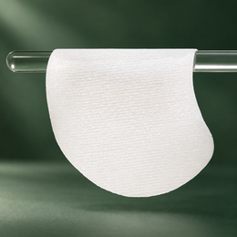Disques de soin celimax Pore+ blancs présentés sur un tissu drapé