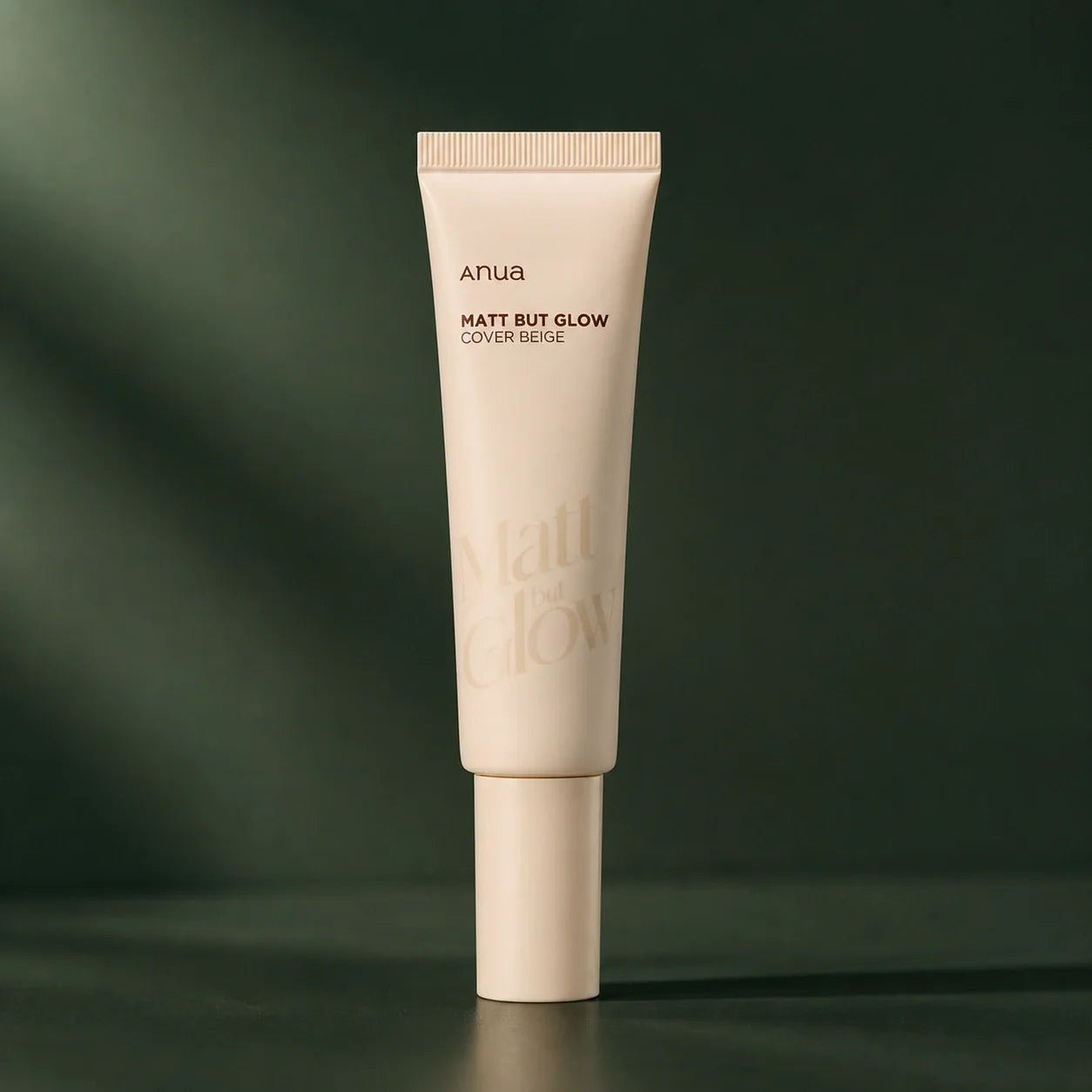 ANUA Base teintée Matt But Glow Cover Beige SPF50+ PA++++ 50 ml sur fond vert premium