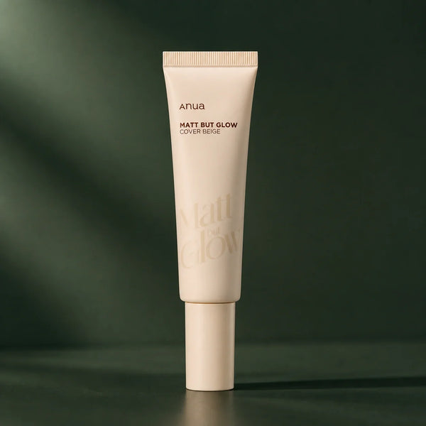 ANUA Base teintée Matt But Glow Cover Beige SPF50+ PA++++ 50 ml sur fond vert premium