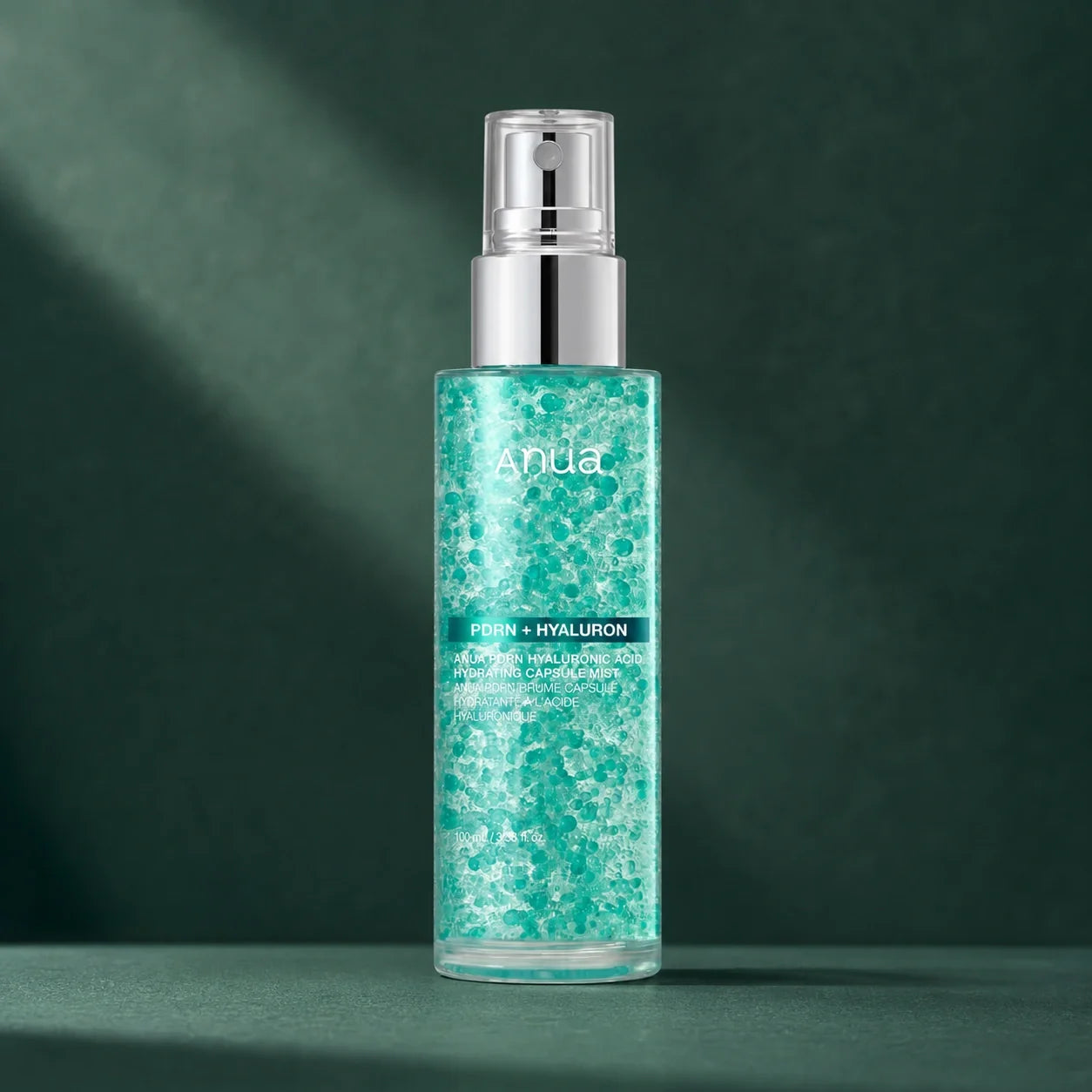 ANUA Brume-Sérum PDRN Acide Hyaluronique 100 ml sur fond vert premium