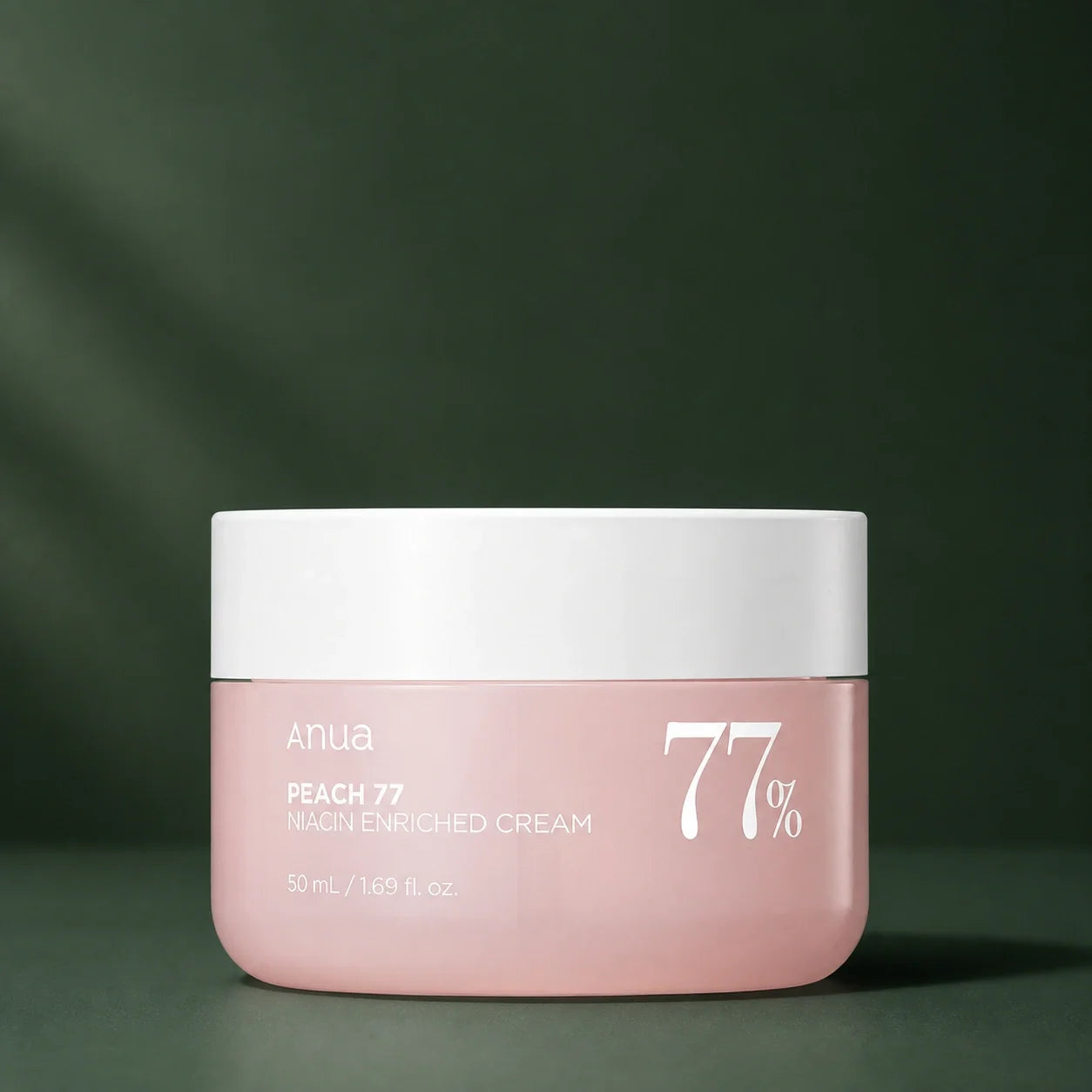 ANUA Crème Enrichie Peach 77 Niacin 50 ml sur fond vert premium