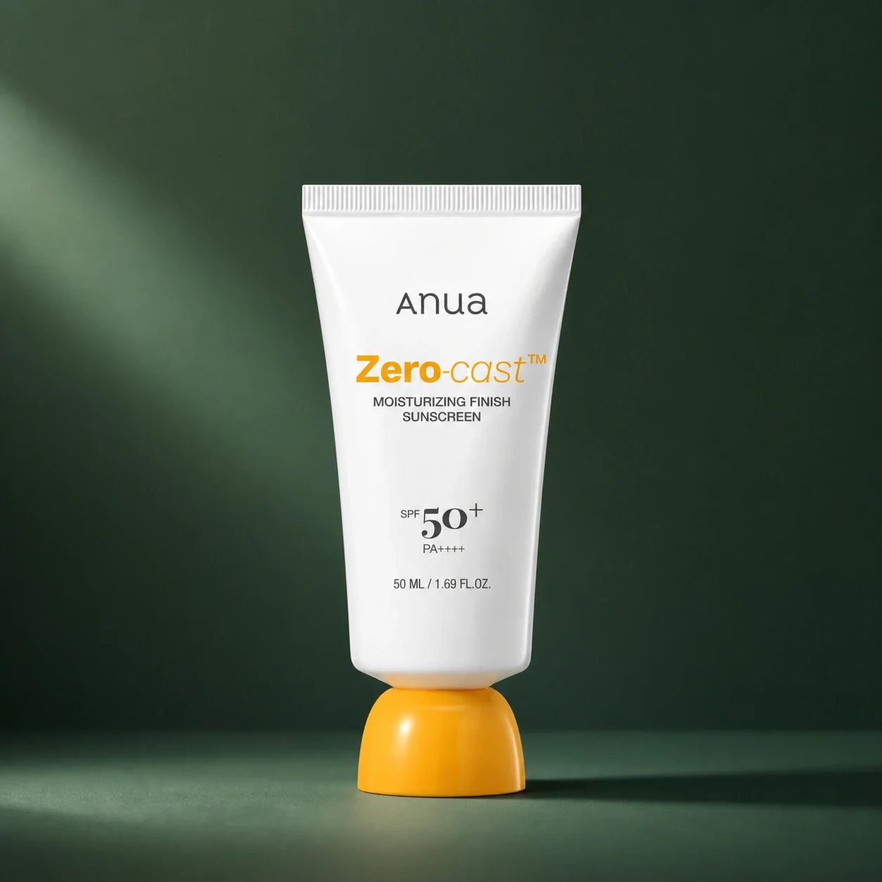 ANUA Crème Solaire Zero-Cast Moisturizing Finish SPF50 50 ml sur fond vert premium