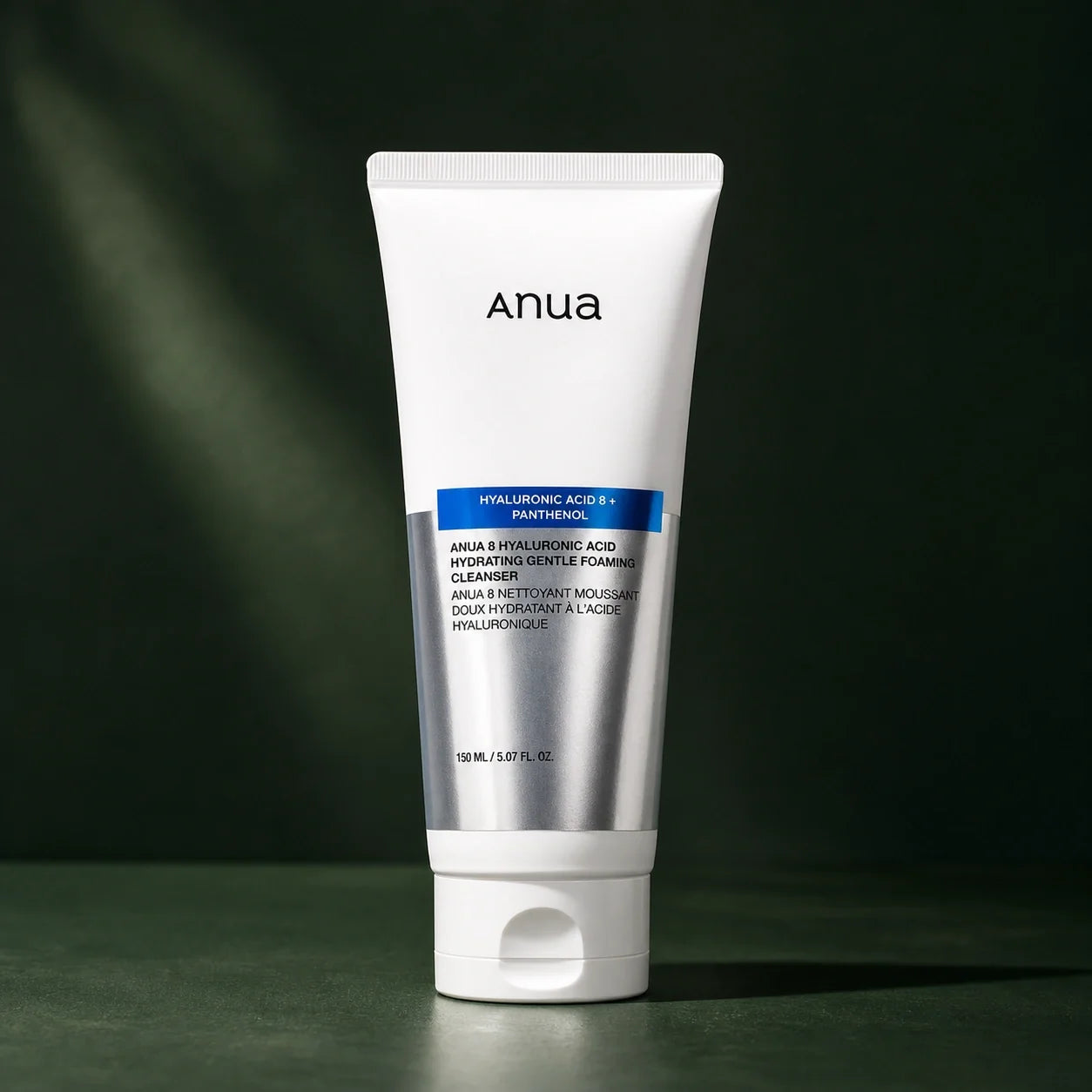 ANUA Mousse Nettoyante Hydratante 8 Acides Hyaluroniques 150 ml sur fond vert premium