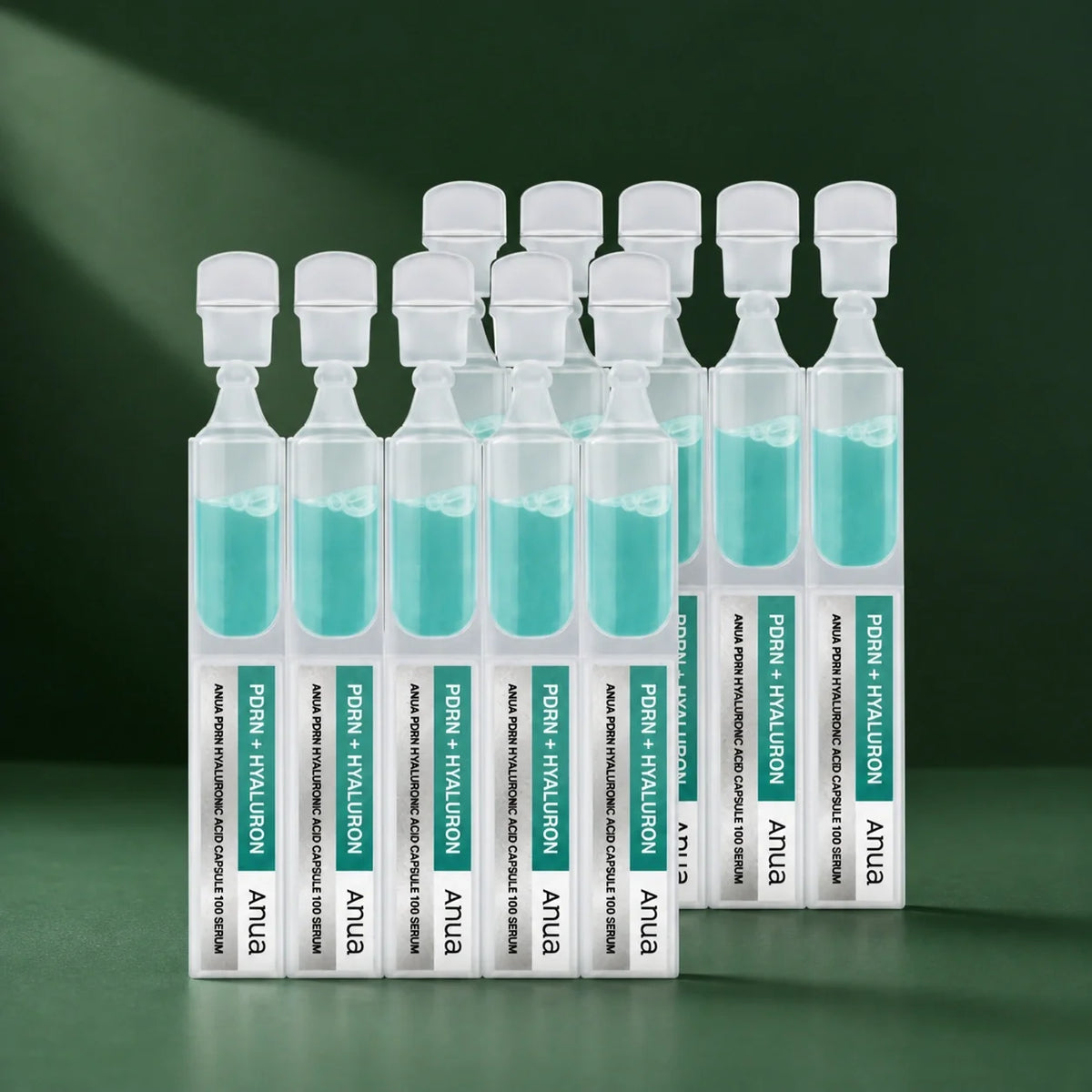 ANUA Sérum Capsule PDRN Acide Hyaluronique 100 10 x 1 ml sur fond vert premium