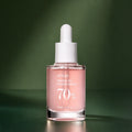 ANUA Sérum Peach 70 Niacinamide 30 ml sur fond vert premium