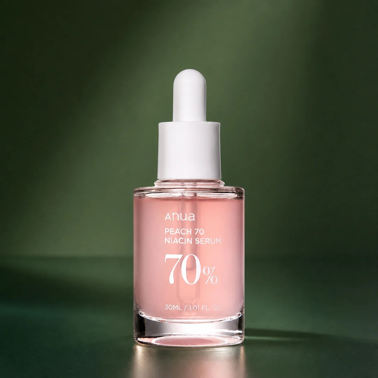 ANUA Sérum Peach 70 Niacinamide 30 ml sur fond vert premium