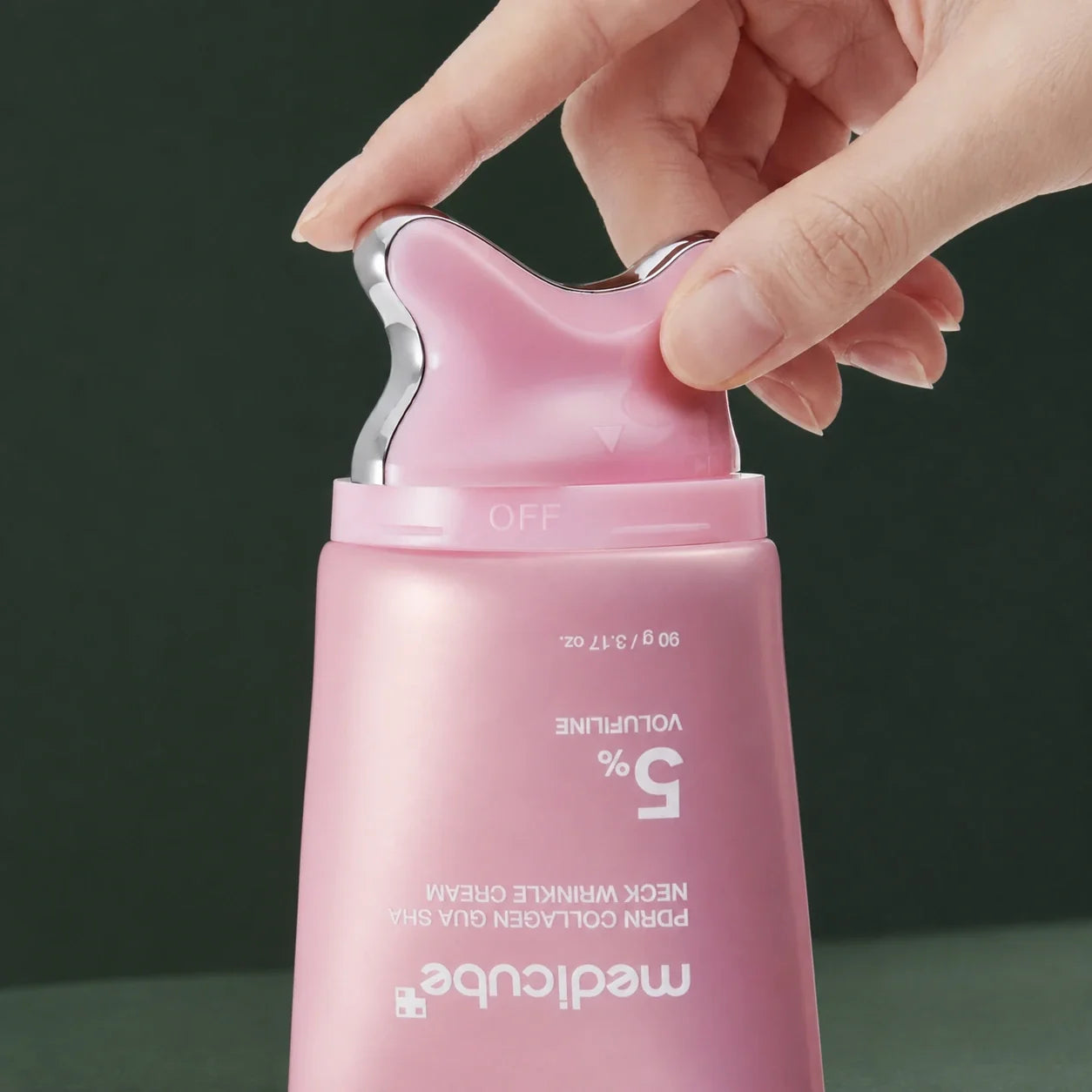 Ouverture de l’applicateur gua sha intégré de la Crème Cou Medicube