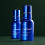 Deux flacons Medicube Ampoule Exosome Shot Pores 2000 sur fond vert profond