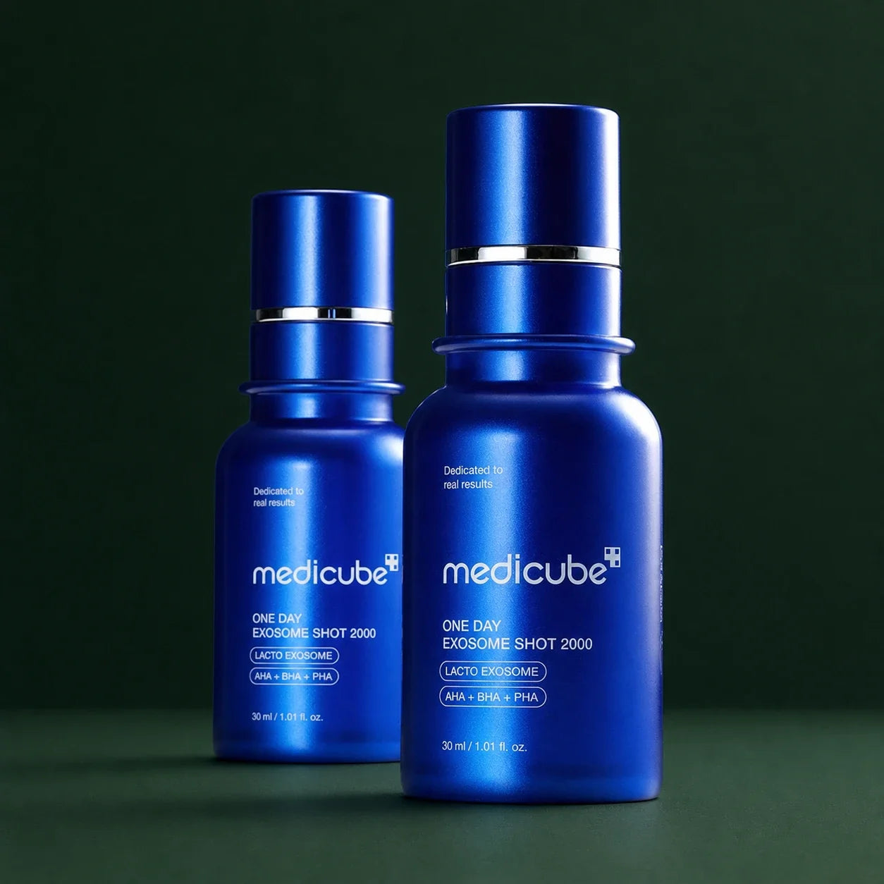 Deux flacons Medicube Ampoule Exosome Shot Pores 2000 sur fond vert profond