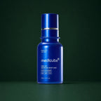 Medicube Ampoule Exosome Shot Pores 2000, flacon bleu sur fond vert profond