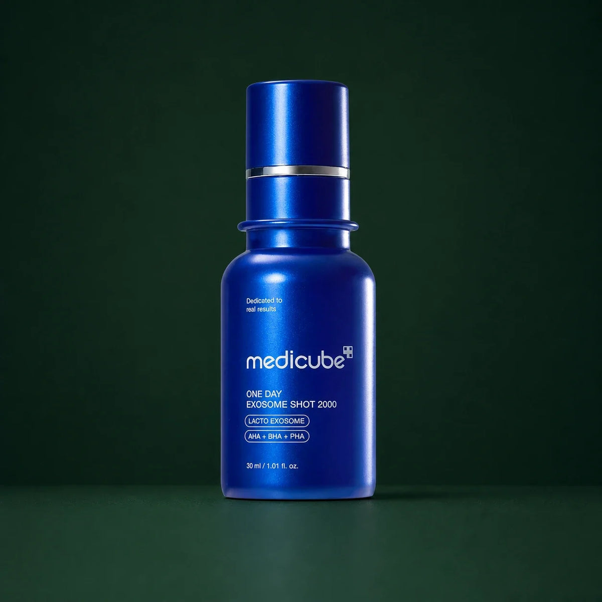 Medicube Ampoule Exosome Shot Pores 2000, flacon bleu sur fond vert profond