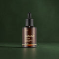 Ampoule Glutathion Glow AGE-R Medicube sur fond vert profond