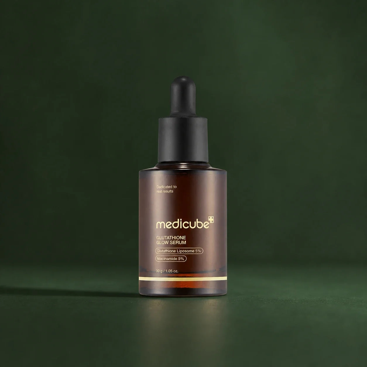 Ampoule Glutathion Glow AGE-R Medicube sur fond vert profond