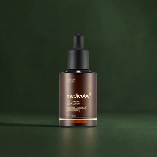 Ampoule Glutathion Glow AGE-R Medicube sur fond vert profond