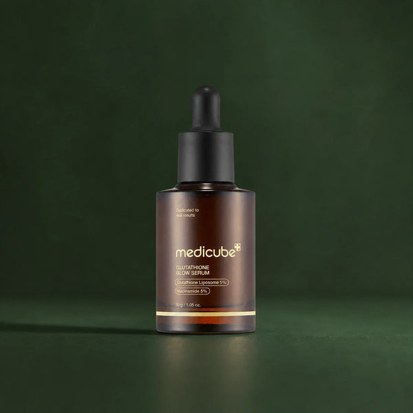 Ampoule Glutathion Glow AGE-R Medicube sur fond vert profond