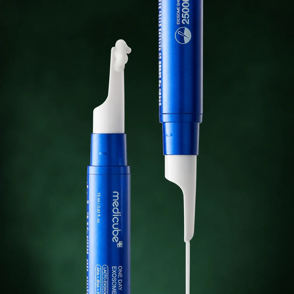 Deux applicateurs One Day Exosome Shot 25000 Medicube avec sérum sur fond vert profond