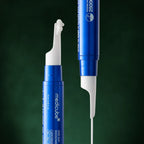 Deux applicateurs One Day Exosome Shot 25000 Medicube avec sérum sur fond vert profond