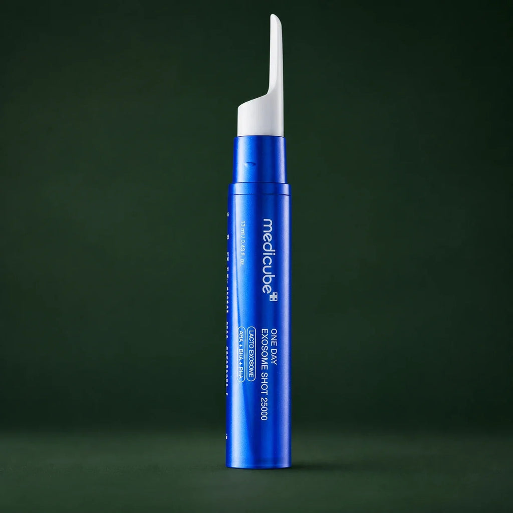Applicateur One Day Exosome Shot 25000 Medicube sur fond vert profond