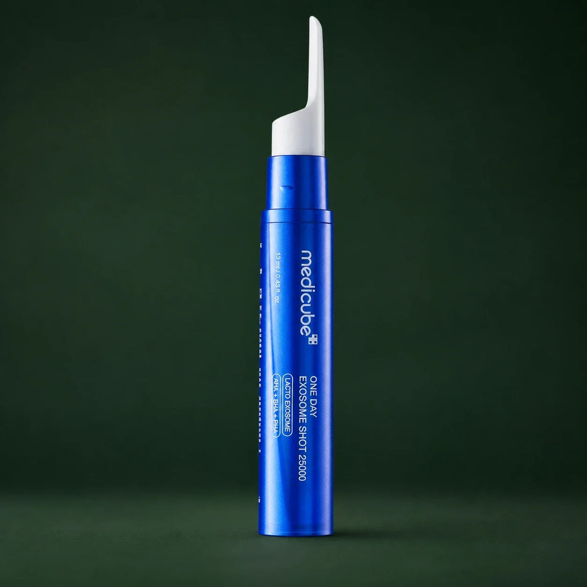 Applicateur One Day Exosome Shot 25000 Medicube sur fond vert profond