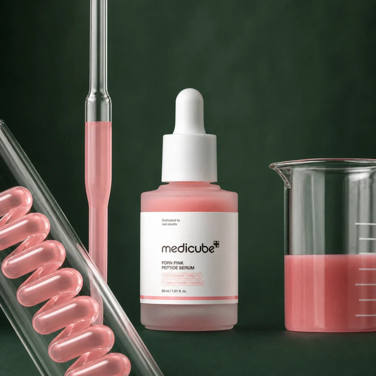 Medicube Ampoule PDRN Rose et Peptides avec verrerie de laboratoire sur fond vert profond