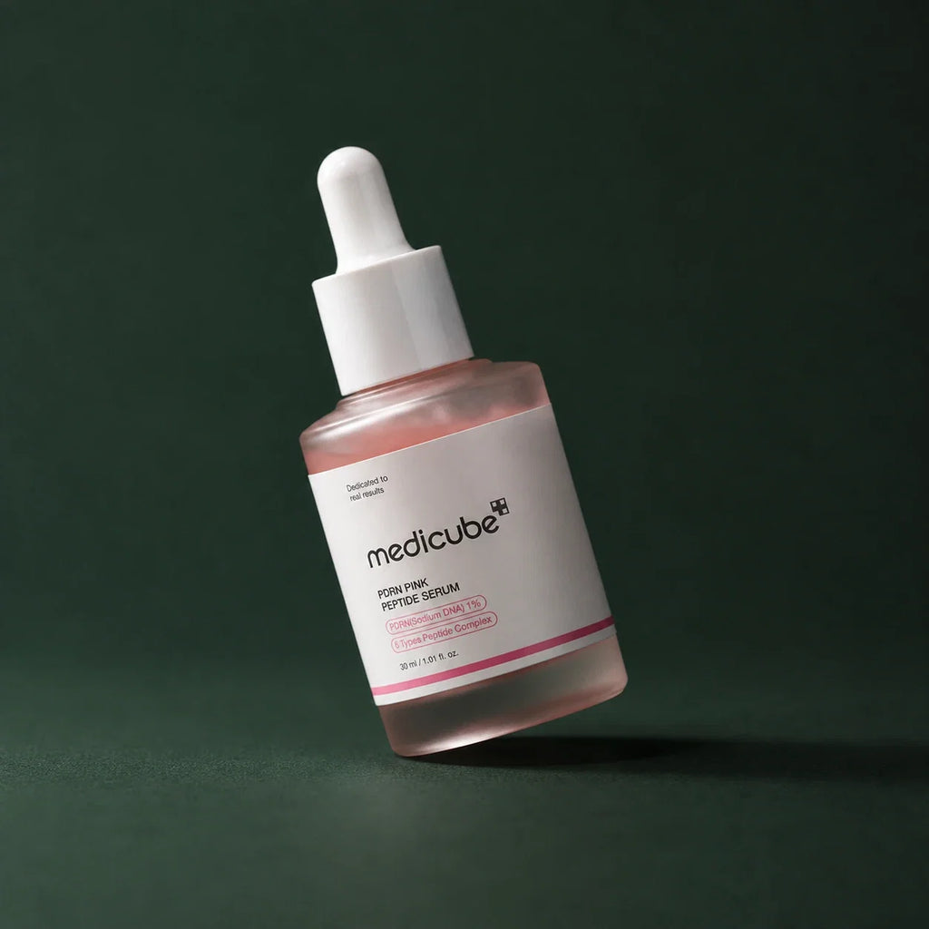 Medicube Ampoule PDRN Rose et Peptides, flacon incliné sur fond vert profond