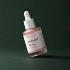 Medicube Ampoule PDRN Rose et Peptides, flacon incliné sur fond vert profond