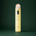 Appareil AGE-R Booster Pro Lemon Medicube sur fond vert profond