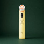 Appareil AGE-R Booster Pro Lemon Medicube sur fond vert profond