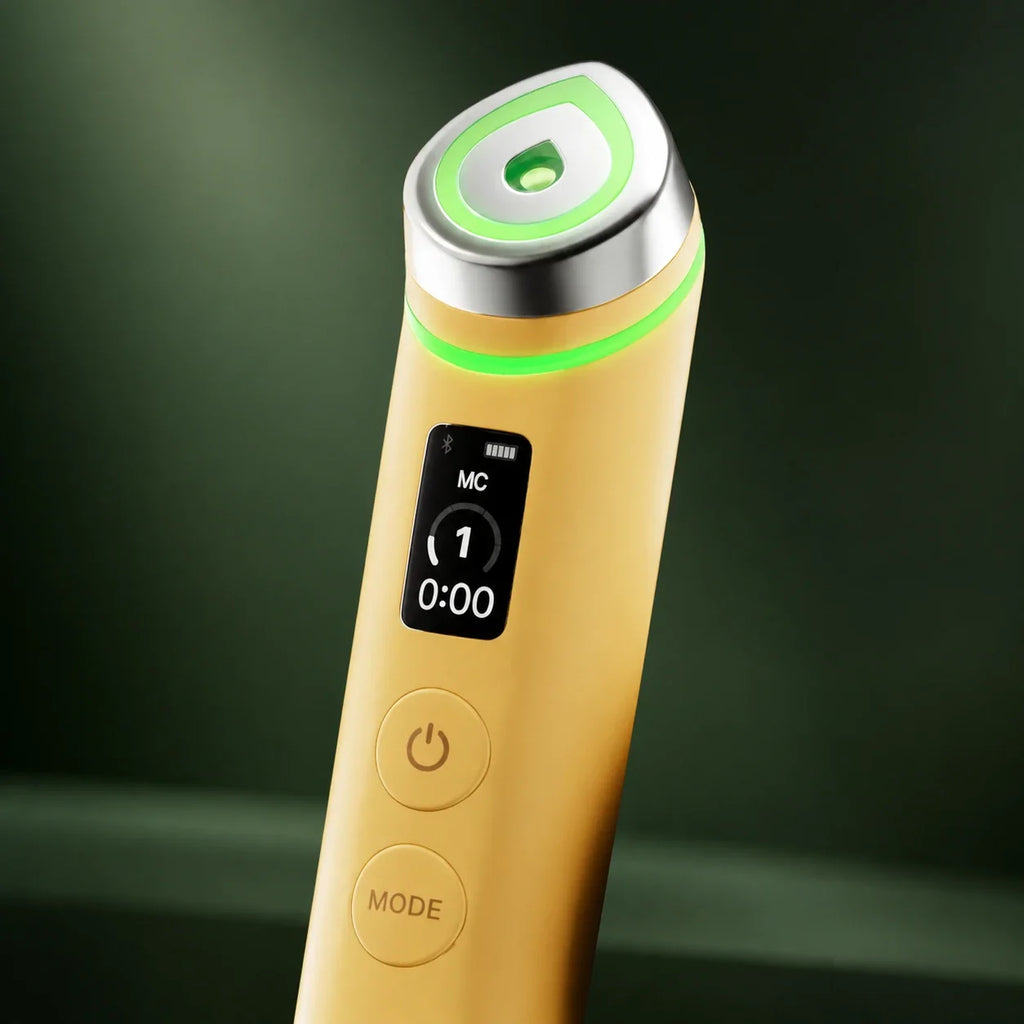 Tête lumineuse de l’Appareil AGE-R Booster Pro Lemon Medicube sur fond vert profond