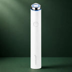 Appareil AGE-R Booster Pro Mini Blanc Medicube sur fond vert profond
