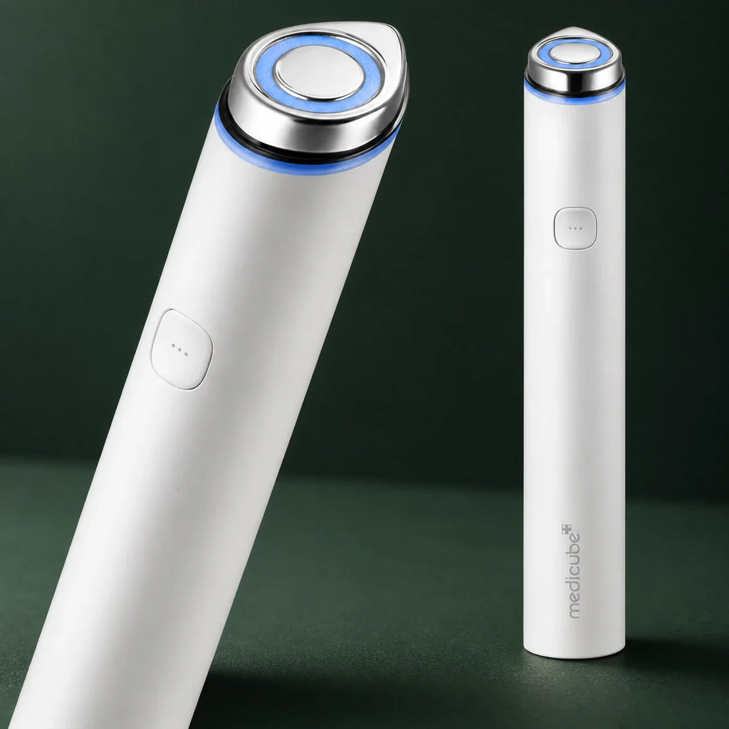 Deux vues de l’Appareil AGE-R Booster Pro Mini Blanc Medicube sur fond vert profond