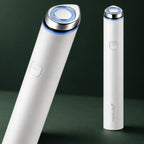 Deux vues de l’Appareil AGE-R Booster Pro Mini Blanc Medicube sur fond vert profond