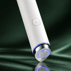 Tête lumineuse de l’Appareil AGE-R Booster Pro Mini Blanc Medicube sur fond vert profond