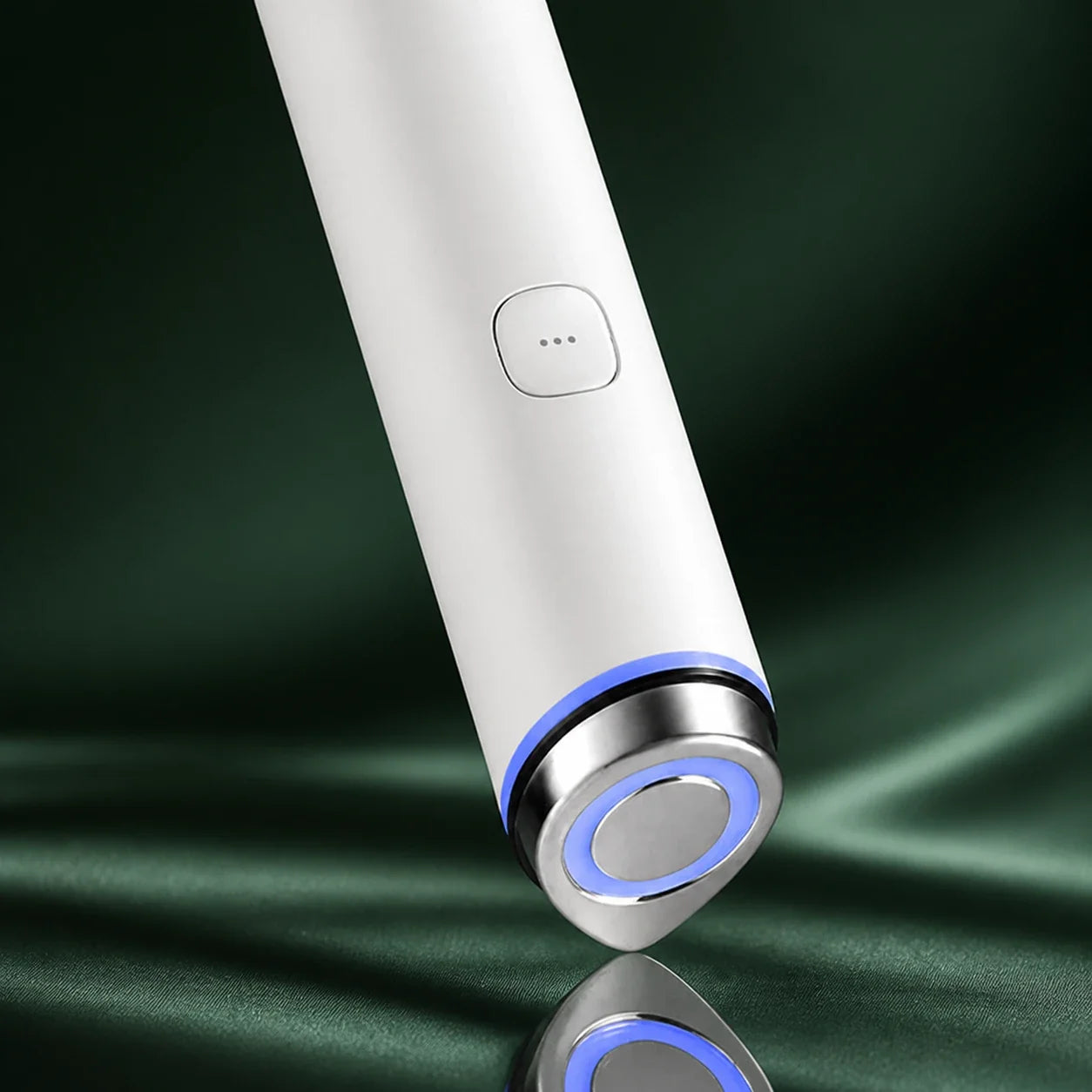 Tête lumineuse de l’Appareil AGE-R Booster Pro Mini Blanc Medicube sur fond vert profond