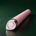 Appareil AGE-R Booster Pro Mini Rose Medicube allumé sur fond vert profond