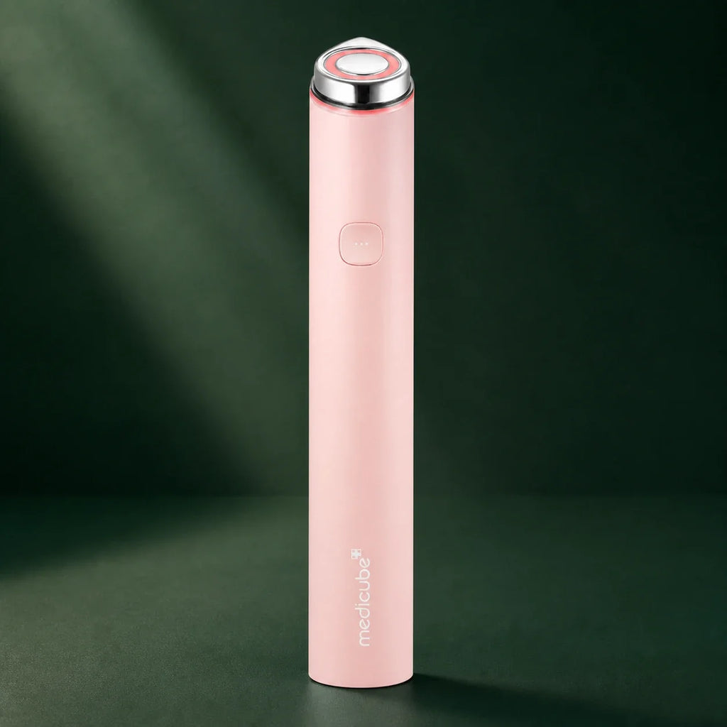 Appareil AGE-R Booster Pro Mini Rose Medicube sur fond vert profond