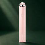 Appareil AGE-R Booster Pro Mini Rose Medicube sur fond vert profond