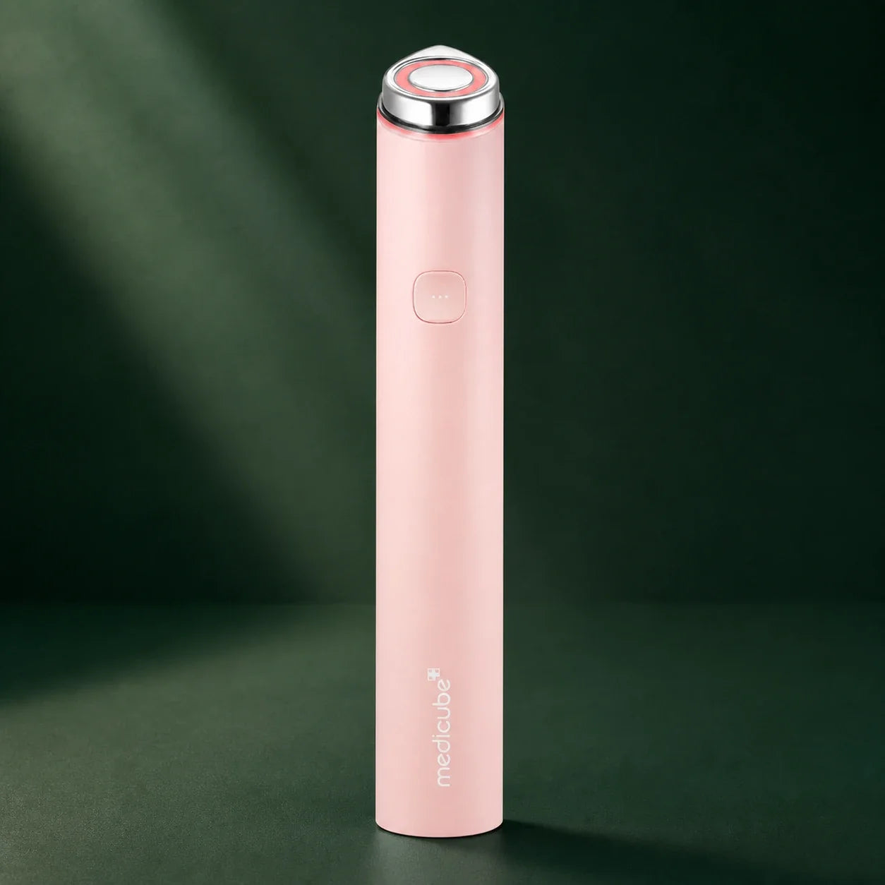 Appareil AGE-R Booster Pro Mini Rose Medicube sur fond vert profond