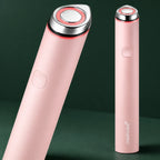 Deux vues de l’Appareil AGE-R Booster Pro Mini Rose Medicube sur fond vert profond