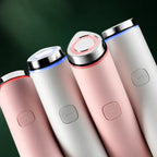 Appareils AGE-R Booster Pro Mini Rose et Blanc Medicube sur fond vert profond