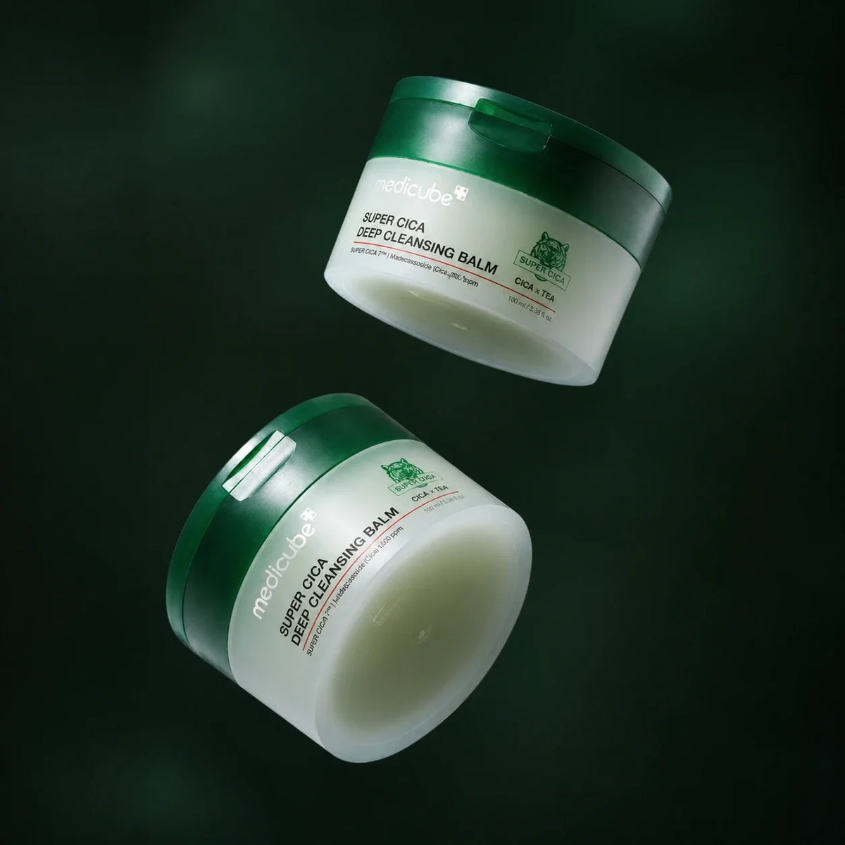 Deux pots de Baume Démaquillant Super Cica Medicube sur fond vert profond
