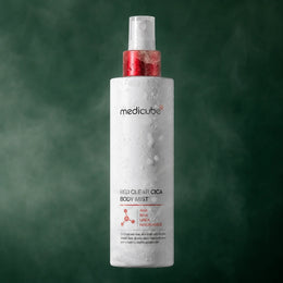 Medicube Brume Corps Red Clear Cica avec gouttes d’eau sur fond vert profond