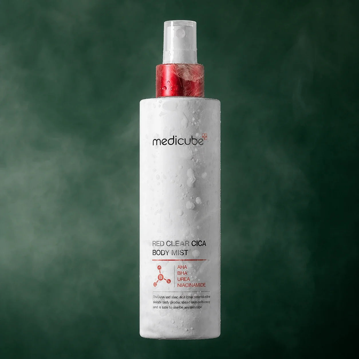 Medicube Brume Corps Red Clear Cica avec gouttes d’eau sur fond vert profond
