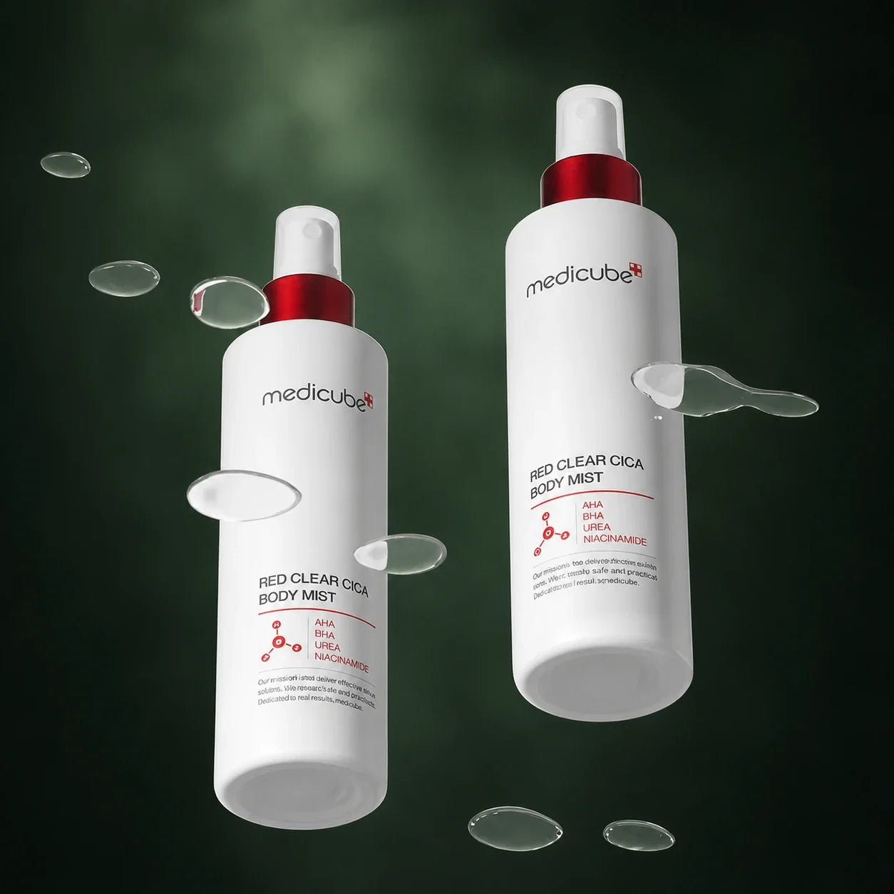 Deux flacons Medicube Brume Corps Red Clear Cica et gouttes sur fond vert profond