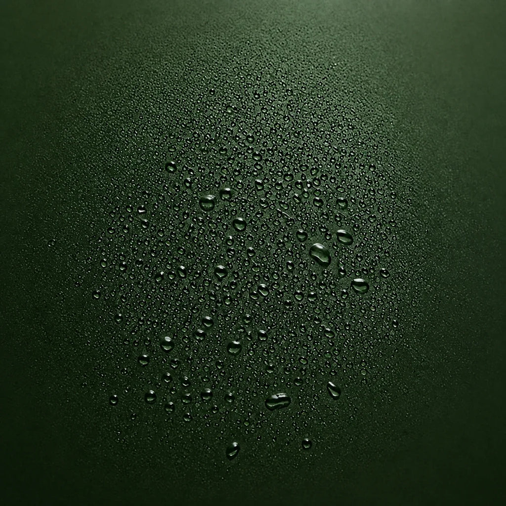 Texture de fine brume et gouttelettes sur fond vert profond