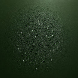 Texture de fine brume et gouttelettes sur fond vert profond