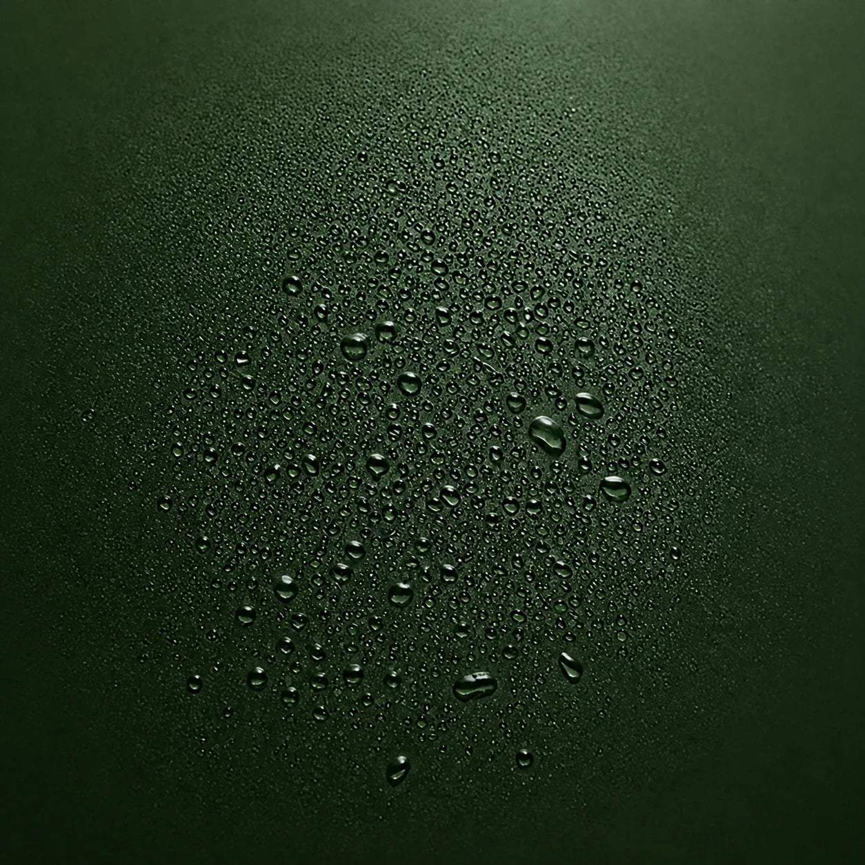 Texture de fine brume et gouttelettes sur fond vert profond
