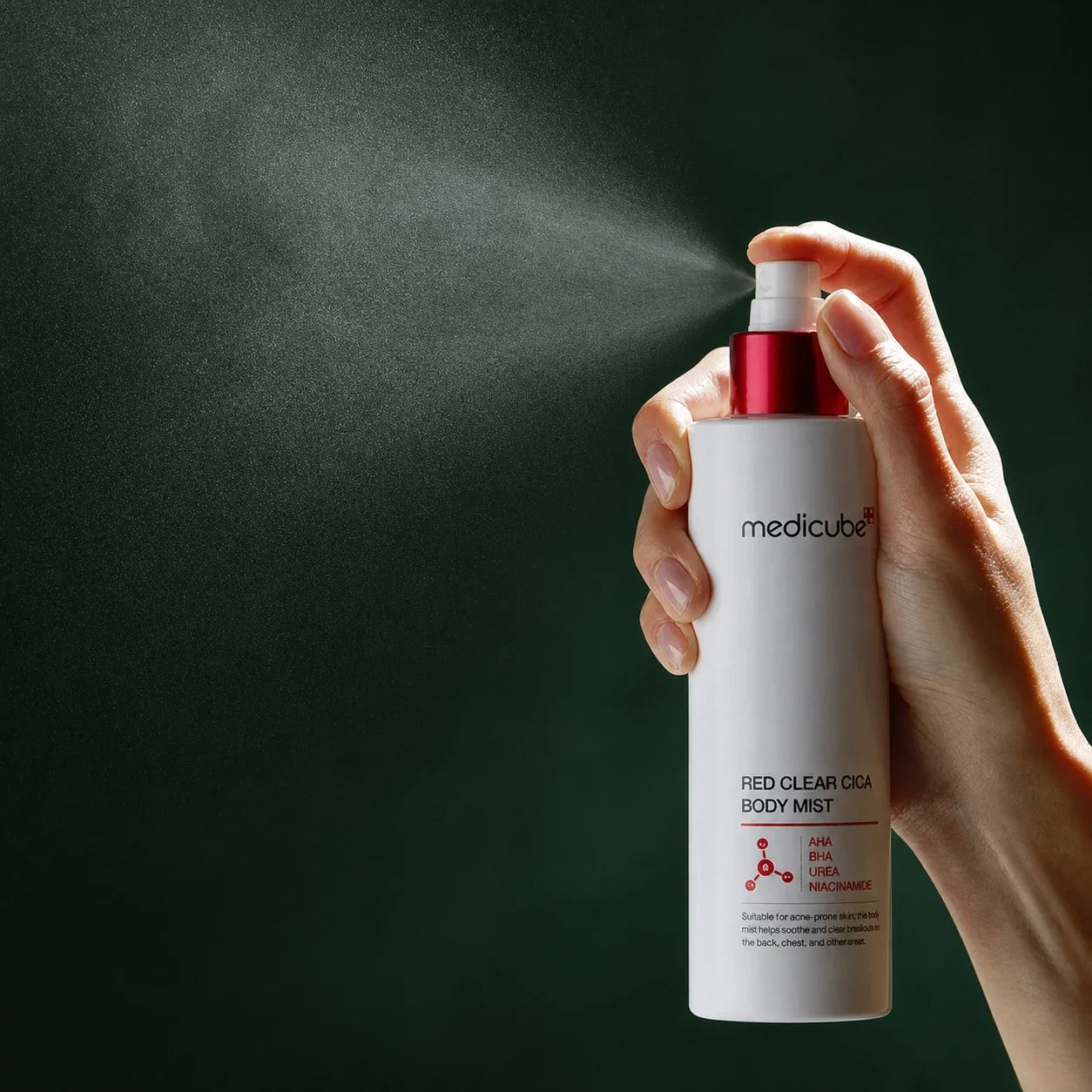 Application de la Brume Corps Red Clear Cica Medicube sur fond vert profond